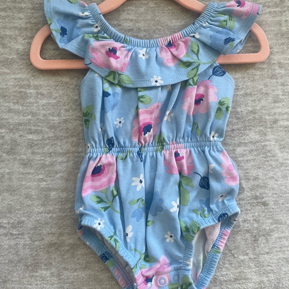 Gerber baby girls Romper. 0-3 (stretchy material so fits a little bigger).
